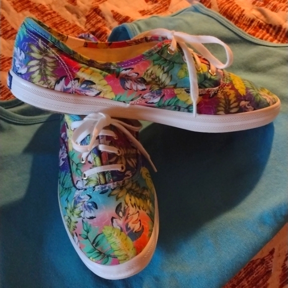 Tennis shoes - Picture 2 of 5